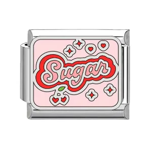 Détail d'un maillon Italian Charm avec mot 'Sugar' et cœurs sur fond rose