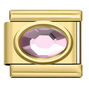 Macro-detailweergave van vergulde Italiaanse modulaire charm met roze ovale edelsteen inlay