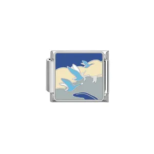 Vista detallada del eslabón de charm italiano con diseño de gaviotas y nubes en esmalte