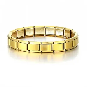 Detailansicht eines goldfarbenen italienischen Modular-Armbands aus Edelstahl.