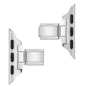 Detailansicht der silbernen Apple Watch Adapter für italienische Modular-Armbänder