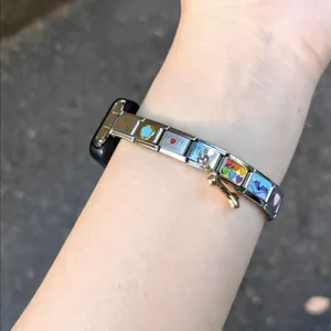 Nahaufnahme eines DIY italienischen modularen Charm-Armbands mit Herzmustern am Gelenk