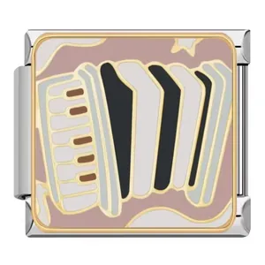 Detalle en primer plano del dije de acordeón para pulseras modulares italianas