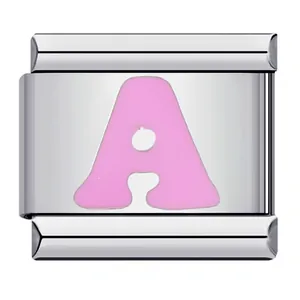 Detail der rosa Emaille-Buchstabe A auf Edelstahl-italienischem Charm-Armbandglied