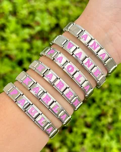 DIY Italienische Charm-Armbänder mit pinken Namensinitialen auf Edelstahlgliedern