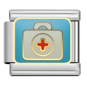 Gedetailleerd overzicht van Italiaanse bedelmodule met EHBO-kit en rood kruis