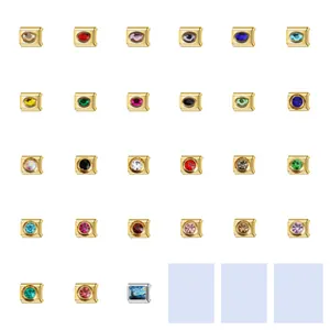 Détail de maillons de breloques italiennes en acier doré avec diverses pierres de naissance