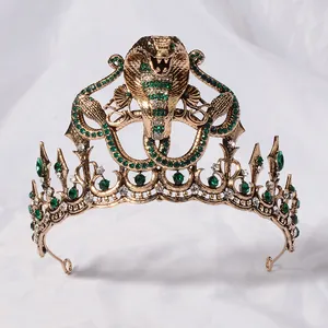 Gedetailleerd overzicht van barokke cobra-kroon met groene strassteentjes en goud