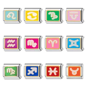Visualizzazione a griglia di charm modulari italiani in acciaio con vari simboli zodiacali
