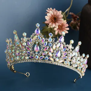 Detailansicht eines Barock-Brauttiara mit schillernden Kristallen und Goldrahmen