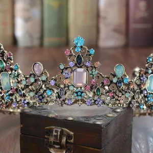 Close-up van vintage barokke bruidsdiadeem met gekleurde strass-steentjes op houten doos.