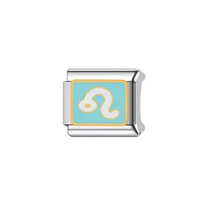 Dettaglio di un link charm italiano zodiaco Leone in acciaio inox con smalto blu.