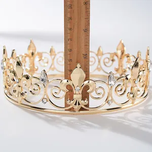 Corona de rey barroca dorada con flor de lis medida con regla a 6,5 cm de altura total