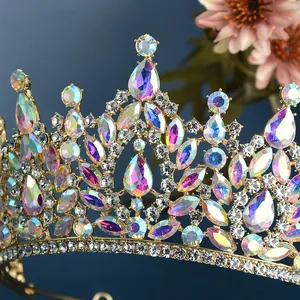 Detailaufnahme der schillernden AB-Kristalle auf einer goldenen Barock-Brautkrone.