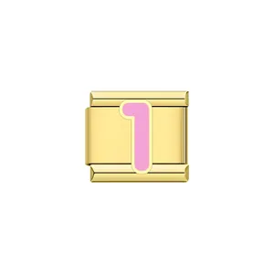 Vista macro dettagliata di una maglia charm italiana modulare dorata con il numero 1 rosa
