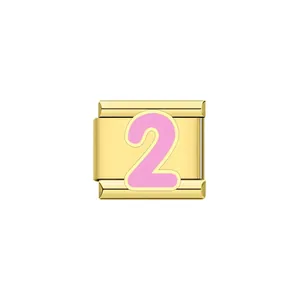 Dettaglio maglia Italian Charm dorata con numero 2 rosa per bracciale modulare fai-da-te