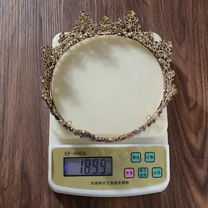 Gedetailleerd overzicht van het gewicht van 189,9 g van deze barokke bruidskroon