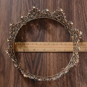 Detailweergave van luxe barokke kroon met 15 cm diameter maatmeting op houten tafel