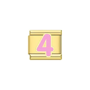 Dettaglio di una maglia charm italiana dorata con il numero 4 rosa per braccialetti DIY