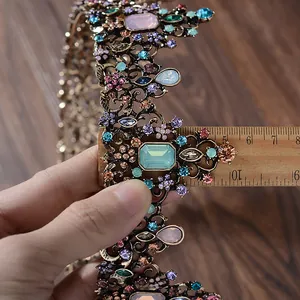 Detailopname van een luxe barokke kroon gemeten met een liniaal voor de grootte.