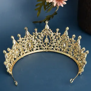 Elegante goldene Barock-Brautkrone mit funkelnden Kristallen, Nahaufnahme Rückansicht