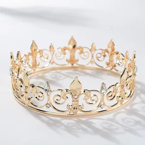 Vista detallada de corona de rey barroca dorada con motivos de flor de lis y diamantes falsos