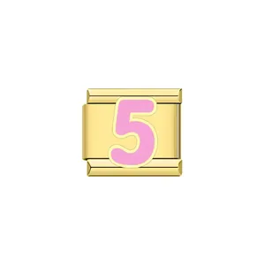 Dettaglio di un charm italiano modulare dorato con un numero 5 rosa decorativo elegante