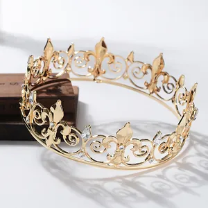 Vista macro detallada de una corona barroca dorada para hombre con elegante flor de lis