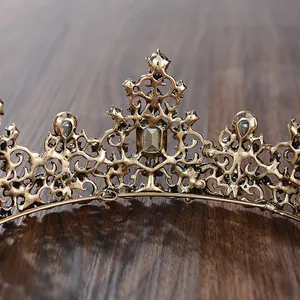 Gedetailleerd overzicht van vintage bronzen barokke bruidskroon met verfijnd metaalwerk