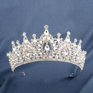 Detailansicht eines silbernen Barock-Diadems mit glitzernden Strasssteinen auf Stoff.