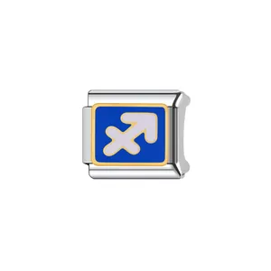 Dettaglio ravvicinato del charm Sagittario in acciaio inox per bracciale modulare