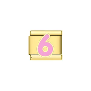 Dettaglio ravvicinato di un charm italiano dorato con numero sei in smalto rosa
