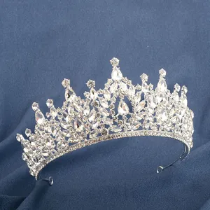 Detailansicht der silbernen Barock-Hochzeits-Tiara mit funkelnden Kristallverzierungen