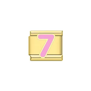 Vista dettagliata di una maglia charm italiana dorata con il numero 7 in smalto rosa