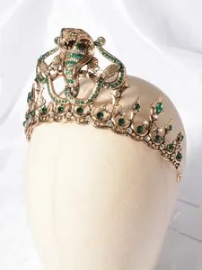 Elegante gouden barokke cobra kroon met groene strass steentjes voor bruiloft banquets