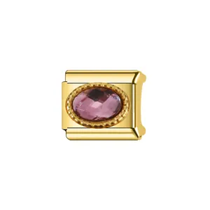 Vue détaillée d'un charm italien doré orné d'une pierre de naissance violette ovale