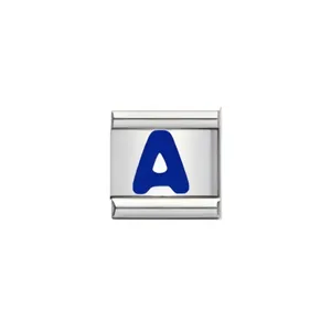 Detail einer italienischen Charm-Modular aus Edelstahl mit einem blauen Emaille-Buchstaben A
