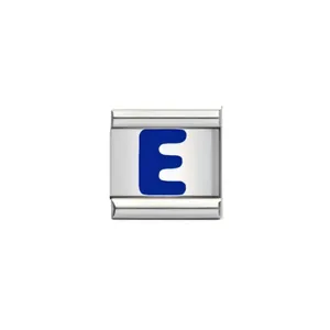 Detailansicht eines polierten Edelstahl-Italo-Charms mit einem blauen Buchstaben E für DIY-Armbänder
