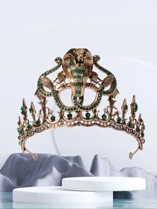 Gedetailleerd zicht op luxe vintage cobra kroon met sprankelende groene strassteentjes