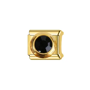 Vue détaillée d'un maillon de bracelet italien doré avec une pierre de naissance noire
