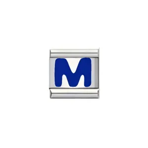 Detailansicht eines italienischen Edelstahl-Charms mit einem blauen Emaille-Buchstaben M