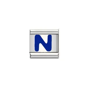 Detailaufnahme eines modularen italienischen Charm-Anhängers aus Edelstahl, Buchstabe N