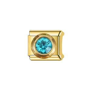 Vue détaillée du maillon de bracelet italien en acier doré avec une pierre bleue