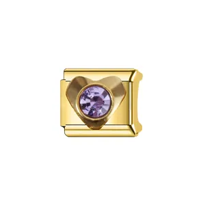 Vue rapprochée d'un maillon de bracelet en or avec pierre cœur violette sertie.