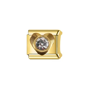 Détail d'un charme de bracelet modulaire italien en acier doré avec cristal de cœur