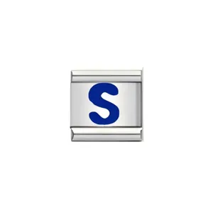 Makroaufnahme eines Edelstahl-Charm-Glieds im italienischen Stil mit blauem Buchstaben S