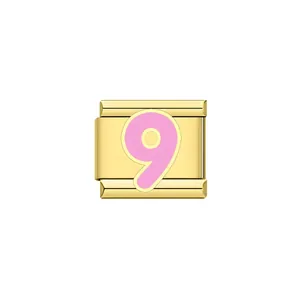 Dettaglio di una maglia per charm italiano dorata con il numero 9 in un rosa vivace