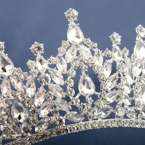 Detailansicht funkelnder Kristalle auf einer silbernen Barock-Hochzeitskrone für Bräute.