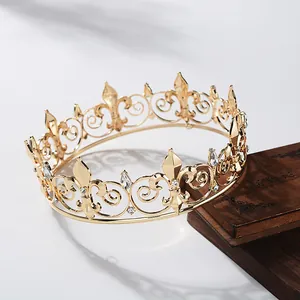 Corona barroca dorada para hombre con motivos de flor de lis y cristales brillantes