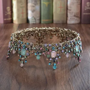 Luxueuze barokke bruidskroon met kleurrijke kristallen op een vintage gouden metalen basis.
